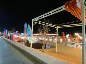 una vista su una spiaggia notturna con luci di Hoàng Hưng Hotel a Quy Nhon