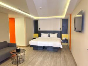 曼谷的住宿－Hotel Z zpaze，酒店客房,配有床和沙发