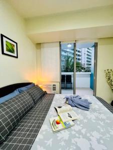 - une chambre avec un lit et un plateau de nourriture dans l'établissement Azure 2 Bedroom Pool View Balcony, à Manille