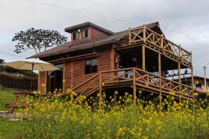 drewniany dom z parasolem na polu w obiekcie Mi lugar secreto w mieście Medellín