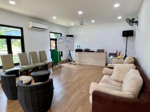 - un salon avec un canapé, des chaises et un tableau noir dans l'établissement PLAY at Lot 31 Eco Orchard Melaka, 