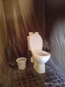 a bathroom with a toilet in a stall at Désert Man luxury Camp in Merzouga