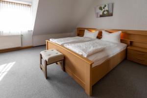Postel nebo postele na pokoji v ubytování Hotel Fröhlich-Höche