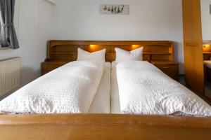 Postel nebo postele na pokoji v ubytování Hotel Fröhlich-Höche