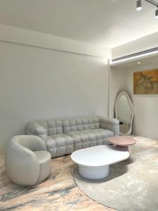 宜蘭市的住宿－Lucid Dream清醒夢民宿，客厅配有沙发和桌子