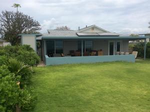 una casa con césped delante en Hale Kai Ewa, en Ewa Beach