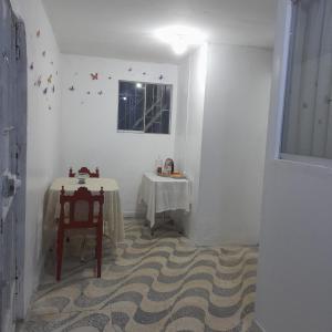 um quarto com uma mesa, uma cadeira e uma janela em Travel house ica em Ica