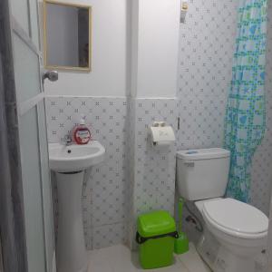 uma casa de banho com um WC branco e um lavatório. em Travel house ica em Ica