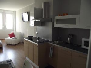 uma cozinha com um lavatório e uma bancada em Residence Campanelle 54 em Trieste