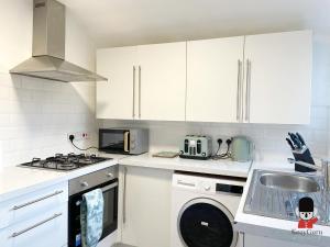 ウィガンにあるKozyGuru / Wigan / 2BR 4Beds / Newly Refurbished Stylish Holiday House / Close to Big Retail Park / UWNE034の白いキッチン(洗濯機、シンク付) +31枚の写真