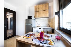 ブカレストにあるGarden Oasis Studioのテーブルの上に2皿の食器が備わるキッチン