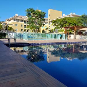 una piscina de agua frente a un edificio en Flat - VISTA PARA PISCINA, en Brasilia