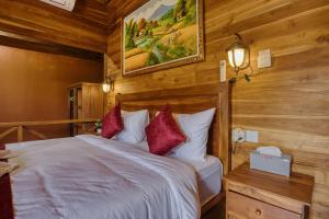 een slaapkamer met een bed in een kamer met houten wanden bij Linas Villas in Nusa Penida