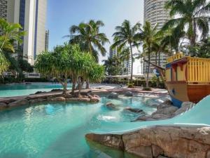 uma piscina num resort com escorrega aquático em Crown Towers Resort - Private 3 Bedroom Apartment em Gold Coast