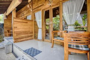 een thuiskantoor met een bureau en stoelen bij Linas Villas in Nusa Penida