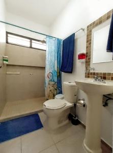 Casa en privada con alberca, Excelente para vacaciones y descanso في بلايا ديل كارمن: حمام مع مرحاض ومغسلة