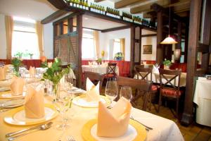 een eetkamer met een tafel waarop servetten liggen bij Hotel & Apartments Leugermann in Ibbenbüren