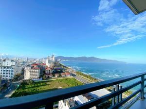 balkon z widokiem na ocean w obiekcie Căn Hộ Đà Nẵng - Muong Thanh Apartment in Da Nang for rent w mieście Da Nang