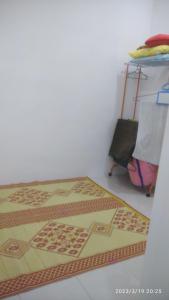 a room with a bed and a rug on the floor at Rumah Lunas in Lunas