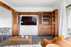 En TV eller et underholdningssystem på Fun Retro 2 Bedroom Apartment