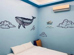 Vuode tai vuoteita majoituspaikassa Divewhale Homestay