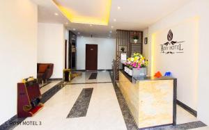 eine Lobby eines Hotels mit einer Rezeption in der Unterkunft Rosy Hotel Dương Nội in Hà Ðông