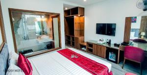TV a/nebo společenská místnost v ubytování Rosy Hotel Dương Nội + 19 fotografií