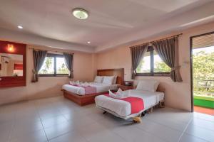 sypialnia z 2 łóżkami, kanapą i oknami w obiekcie Rak Samui Residence w mieście Bophut