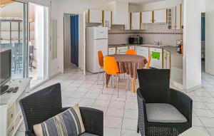 ラ・フォット・シュル・メールにあるBeautiful Home In La Faute Sur Mer With 2 Bedrooms And Wifiのキッチン(テーブル、椅子付)