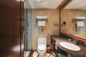 Koupelna v ubytování Royal Plaza Hotel