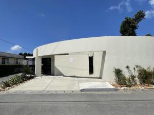 名護市にあるvilla LIFE INDAH sumuideの通り側の扉付き白い建物