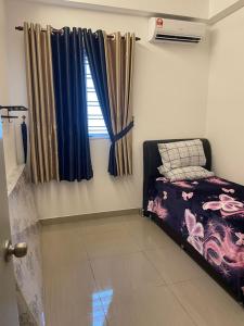 プチョンにあるSKY LAKE RESIDENCY, PUTRA PERDANA PUCHONGのベッドと窓のある寝室 +38枚の写真