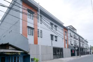 um edifício ao lado de uma rua em Urbanview Hotel Max Living Cengkareng em Jacarta