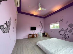 Vuode tai vuoteita majoituspaikassa Divewhale Homestay