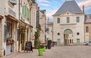 una calle en una ciudad con un edificio y un letrero de calle en Amazing Home In Fontevraud Labbaye With Wifi, en Fontevraud-l'Abbaye