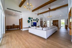 un soggiorno con un divano bianco e una TV di Luxury 7 Bedroom Pool Villa WL67 a Hua Hin