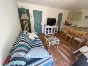 salon z kanapą i stołem w obiekcie A l'ombre du figuier ! Maisonnette jardin / parking / proche mer w mieście Frontignan