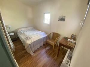 sypialnia z łóżkiem, stołem i krzesłem w obiekcie A l'ombre du figuier ! Maisonnette jardin / parking / proche mer w mieście Frontignan