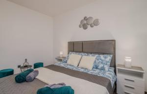 1 dormitorio con 1 cama con almohadas moradas y azules en Apartman Luxury Lure, en Krk