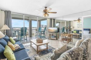 uma sala de estar com um sofá e uma mesa em Magnolia House 211 em Destin