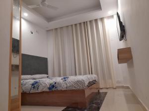 Begusarai的住宿－Ashoka Resort & Banquets，一间卧室配有一张床和一个带镜子的窗户