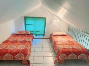 Duas camas num quarto com uma janela em Unit 24 Pendleberry Grove Holidays em Bela-Bela