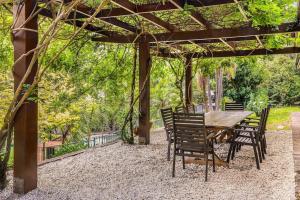 Moroccan Acreage -Heated Pool w Slide -Sleeps 22外面的花园