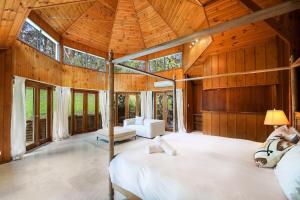 HolgateMoroccan Acreage -Heated Pool w Slide -Sleeps 22的卧室配有一张大白色床,位于带窗户的房间内