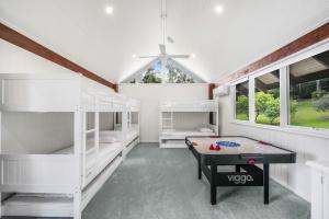 Moroccan Acreage -Heated Pool w Slide -Sleeps 22内部或周边的乒乓球设施