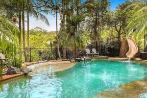 Moroccan Acreage -Heated Pool w Slide -Sleeps 22内部或周边的泳池