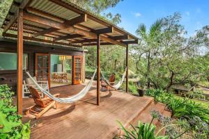 HolgateMoroccan Acreage -Heated Pool w Slide -Sleeps 22的房屋内带吊床的门廊