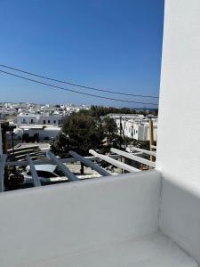 balcone con vista sulla città. di Elena Hotel Mykonos a Mykonos Città