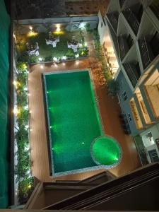 - une vue sur la piscine située dans un bâtiment dans l'établissement Hotel Ridley International, à Digha