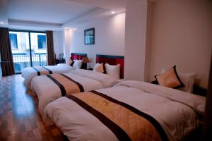 Giường trong phòng chung tại Hung Vuong hotel